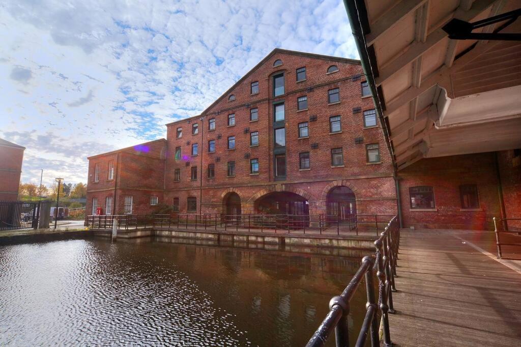Beautiful 1-Bed Apartment In Grade Listed Warehouse - Victoria Quays, Sheffield City Centre, Free Parking, Pet Friendly, Netflix Kültér fotó