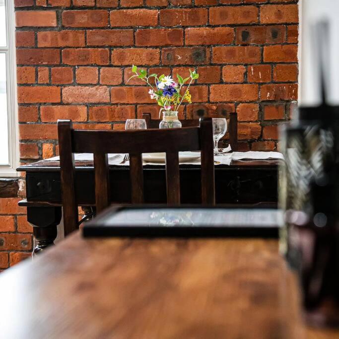 Beautiful 1-Bed Apartment In Grade Listed Warehouse - Victoria Quays, Sheffield City Centre, Free Parking, Pet Friendly, Netflix Kültér fotó